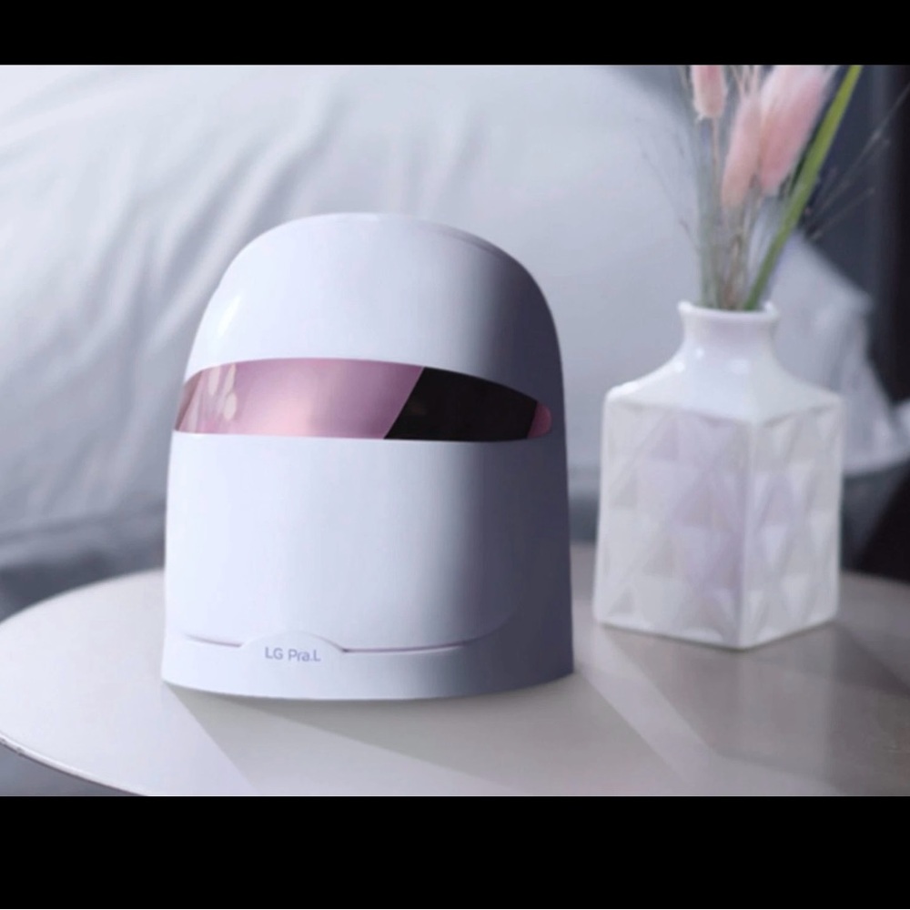 LG Pra.L VR Headset in White and Pink